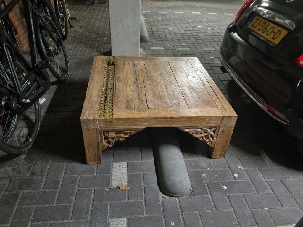 Unieke houten salontafel met houtsnijwerk, Ophalen