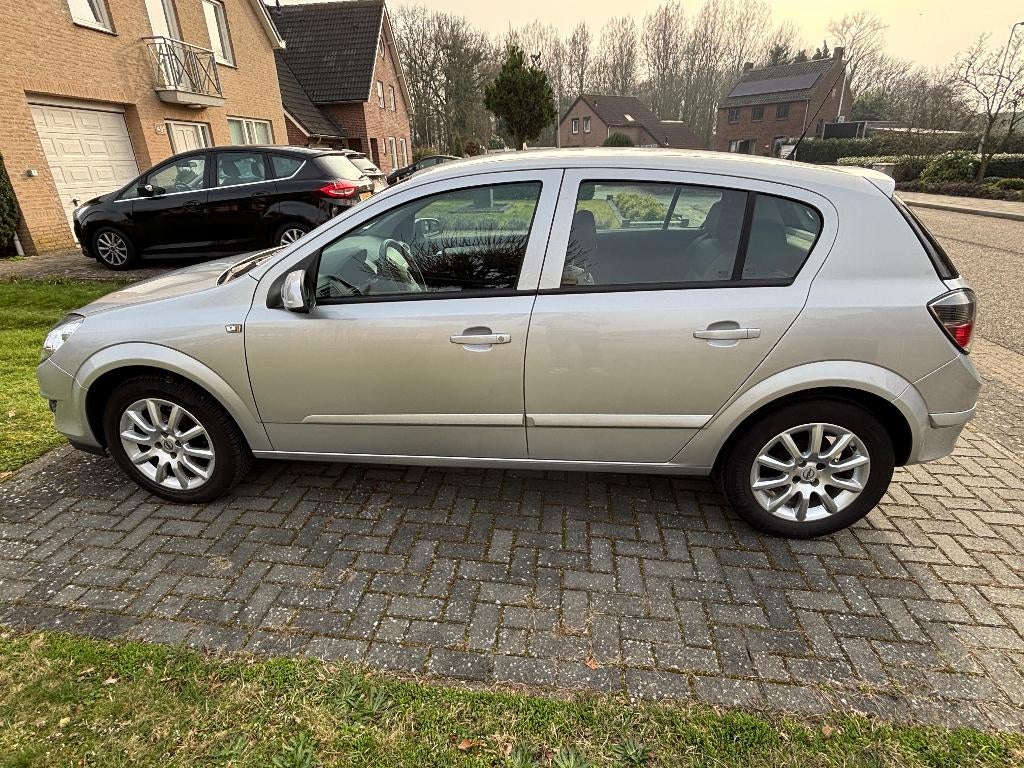 Opel Astra 1.4 16V 5D 2007 Grijs, Auto's, Opel, Cruise Control, 4 cilinders, 49 €/maand, Handgeschakeld