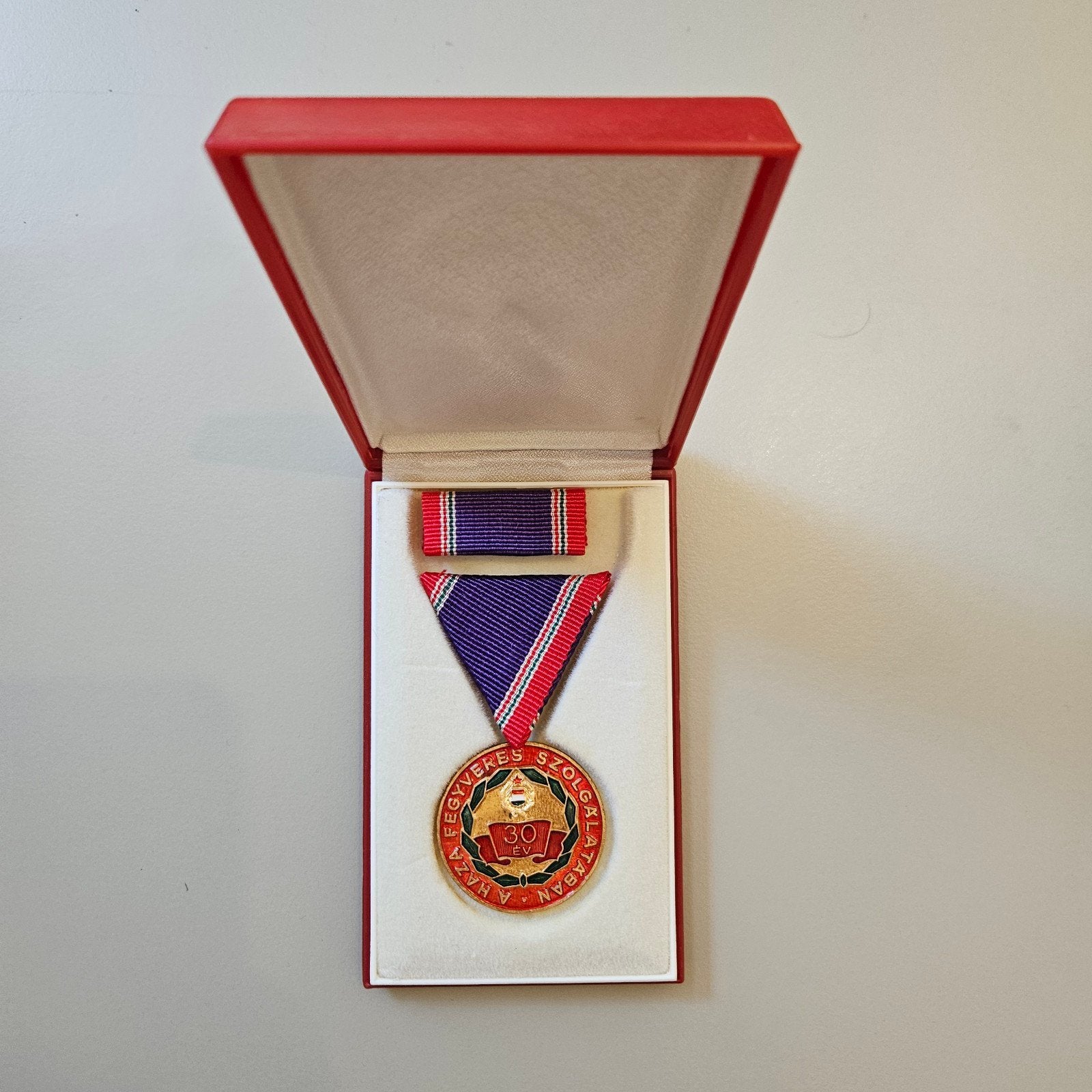 Hongarije verdienste medaille trouwe dienst 30 jaar in doos, Ophalen of Verzenden, Landmacht, Nederland, Lintje, Medaille of Wings