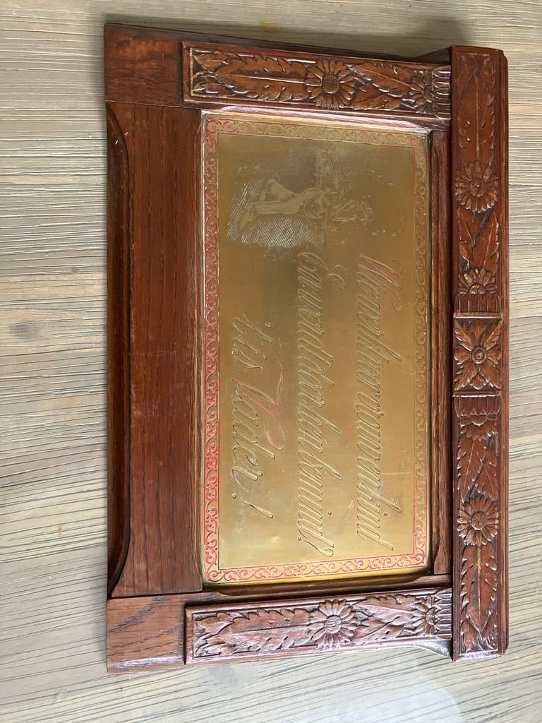 Houten wanddecoratie met messing plaat, Ophalen