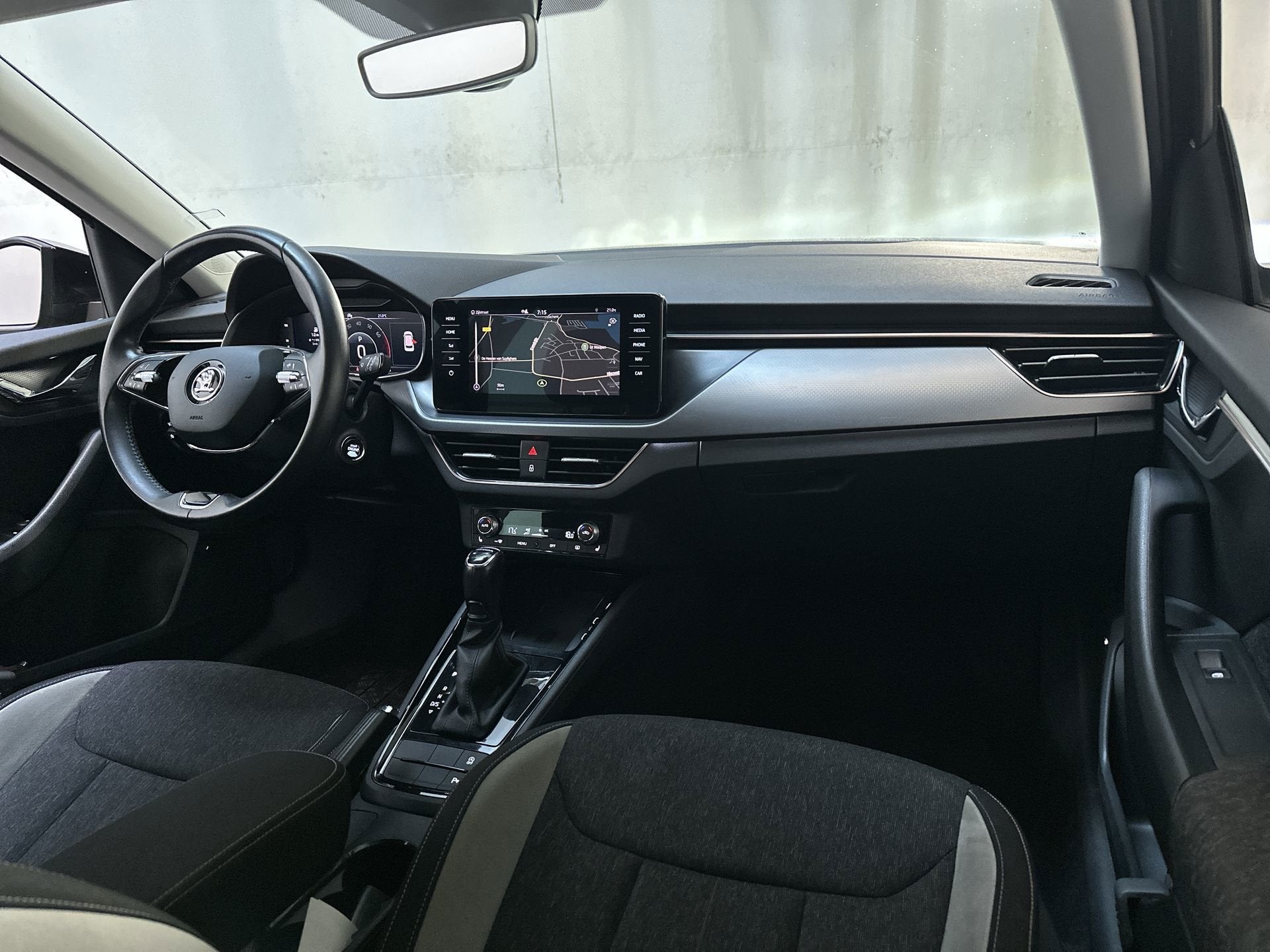 Skoda Kamiq 1.0 TSI 110pk DSG Business Edition LED Virtual C, Dealer onderhouden, Stof, Gebruikt, Met garantie (alle)