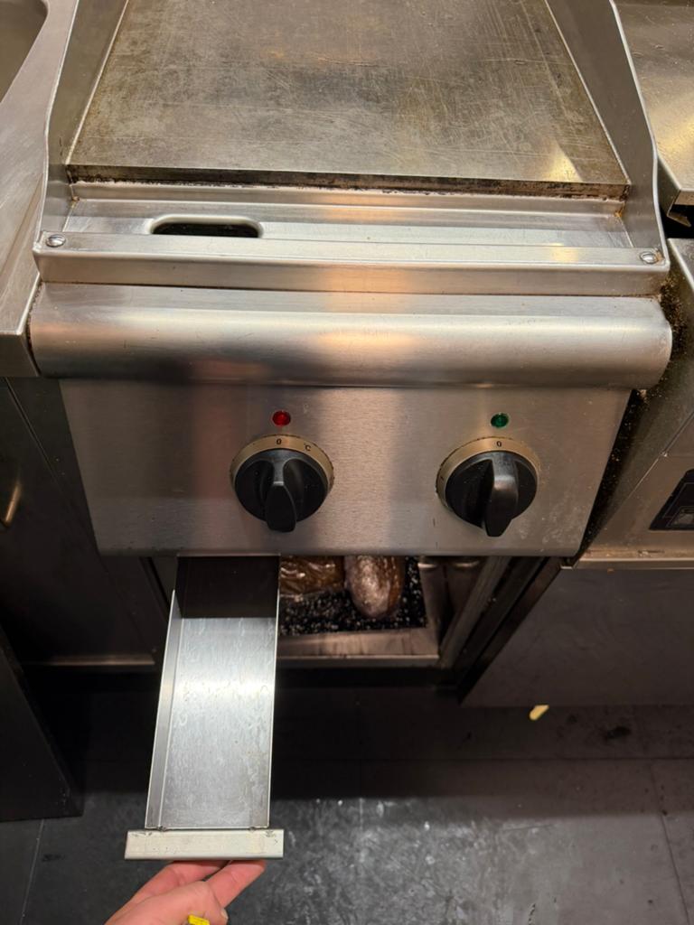 Goed onderhouden RVS werkbanken inc bakplaat & wasbak, Witgoed en Apparatuur, Frituurpannen, 4 liter of meer, Ophalen of Verzenden