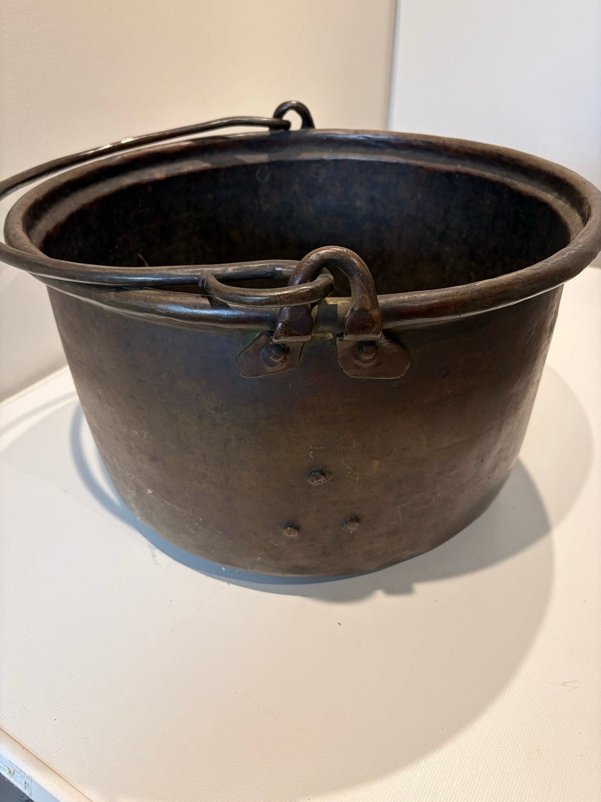 Grote zware koperen bak met hengsel voor kachel/openhaard, Antiek en Kunst, Ophalen of Verzenden, Koper