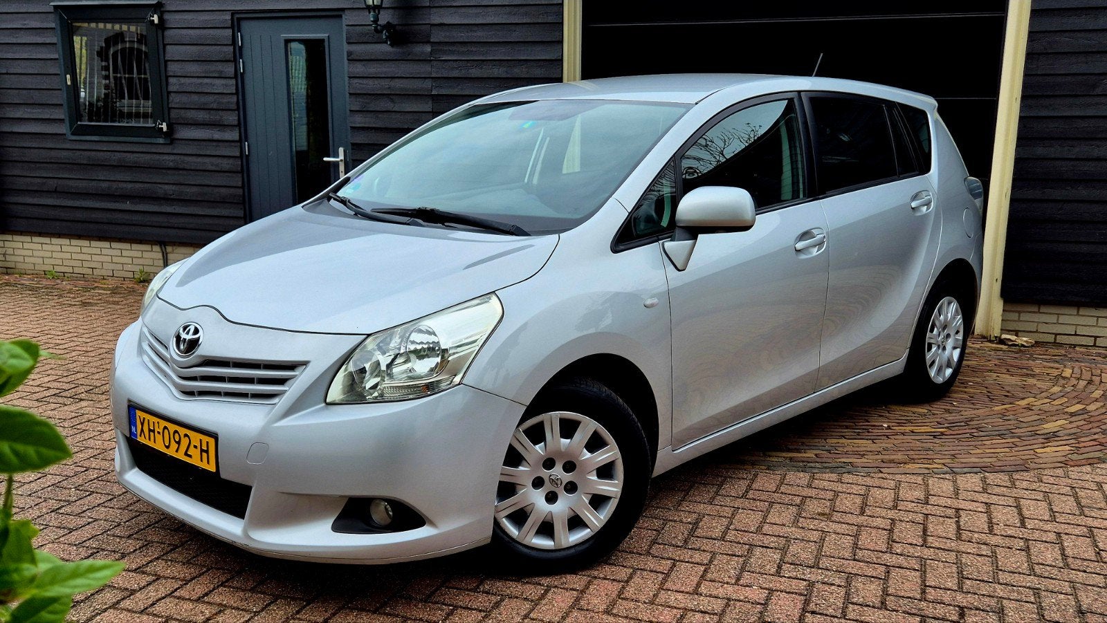 Toyota Verso 1.8 Vvti 7 Persoons 2010 Grijs/Inruil mogelijk, Auto's, Voorwielaandrijving, Zwart, 4 cilinders, Stoelverwarming
