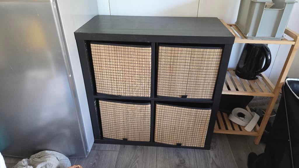 IKEA Kallax kast met 4 vakken en rieten manden, Huis en Inrichting, Kasten | Overige, Ophalen