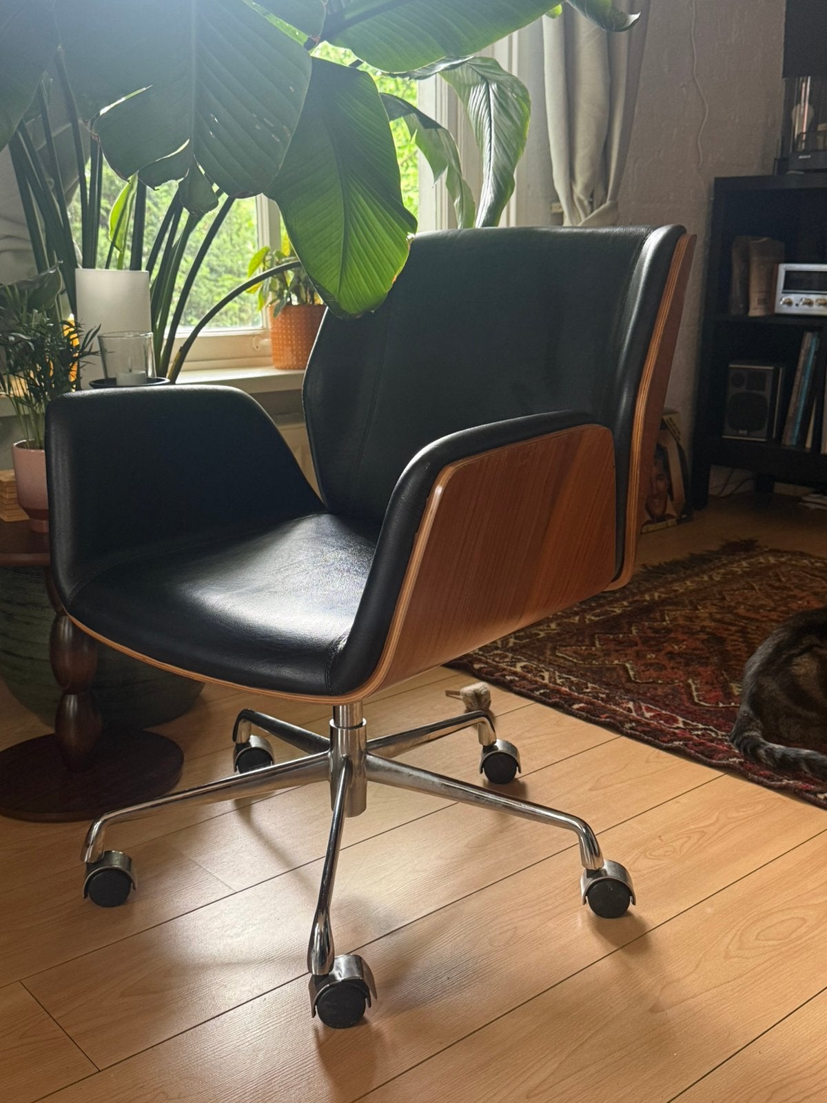Vintage leren draaifauteuil met houten kuip – zwart leer, Huis en Inrichting, Ophalen, Zo goed als nieuw, Zwart