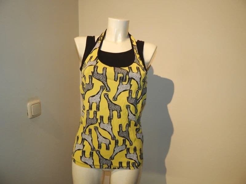 Marccain top geel giraffe print met halter apart model N4