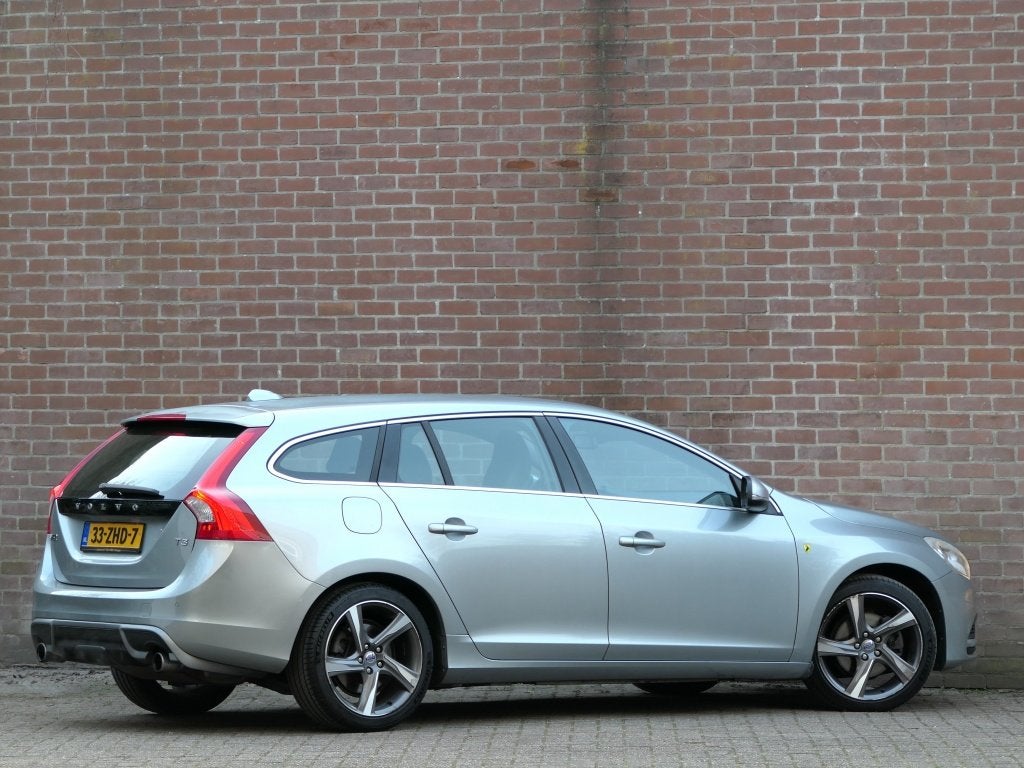 Volvo V60 1.6 T3 R-Design Cruise Control / Afneembare trekha, Auto's, Voorwielaandrijving, Gebruikt, Zwart, 4 cilinders