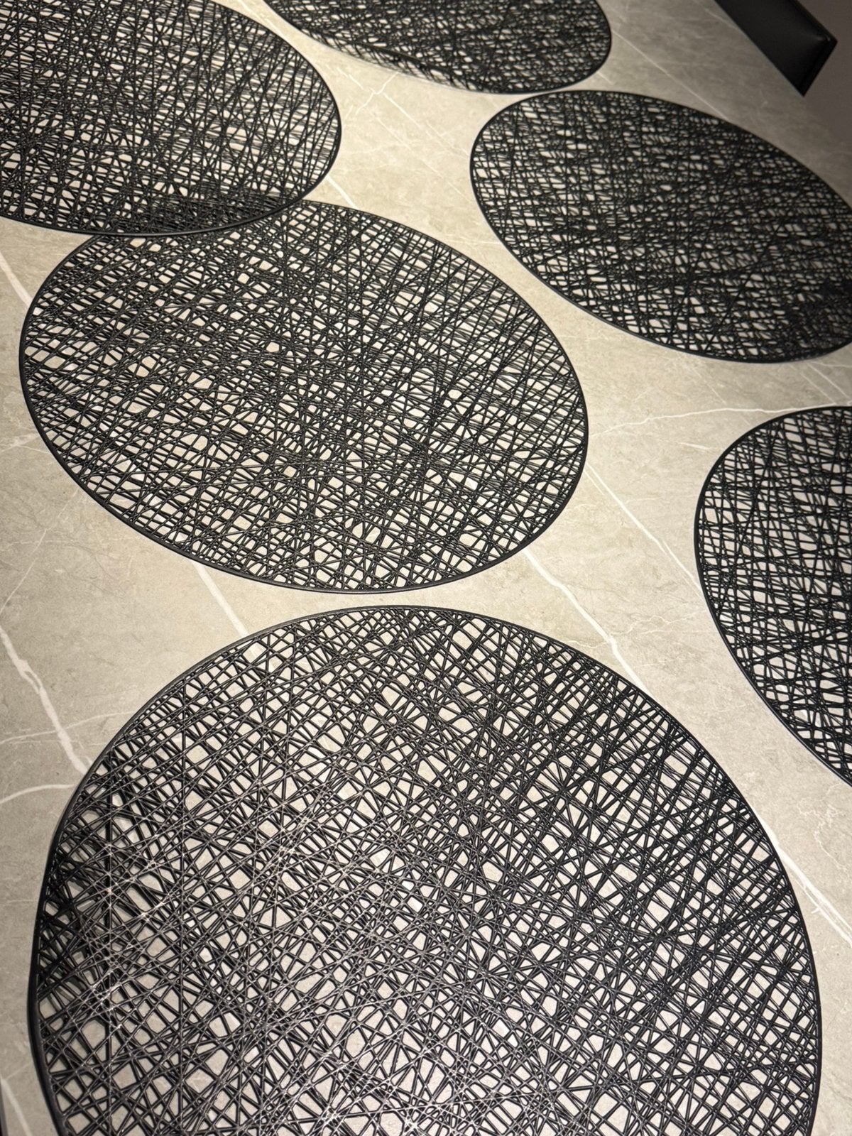 8x CASA Placemats Zwart Rond – Geweven Spinnenweb Motief, Huis en Inrichting, Keuken | Servies, Ophalen of Verzenden, Zo goed als nieuw