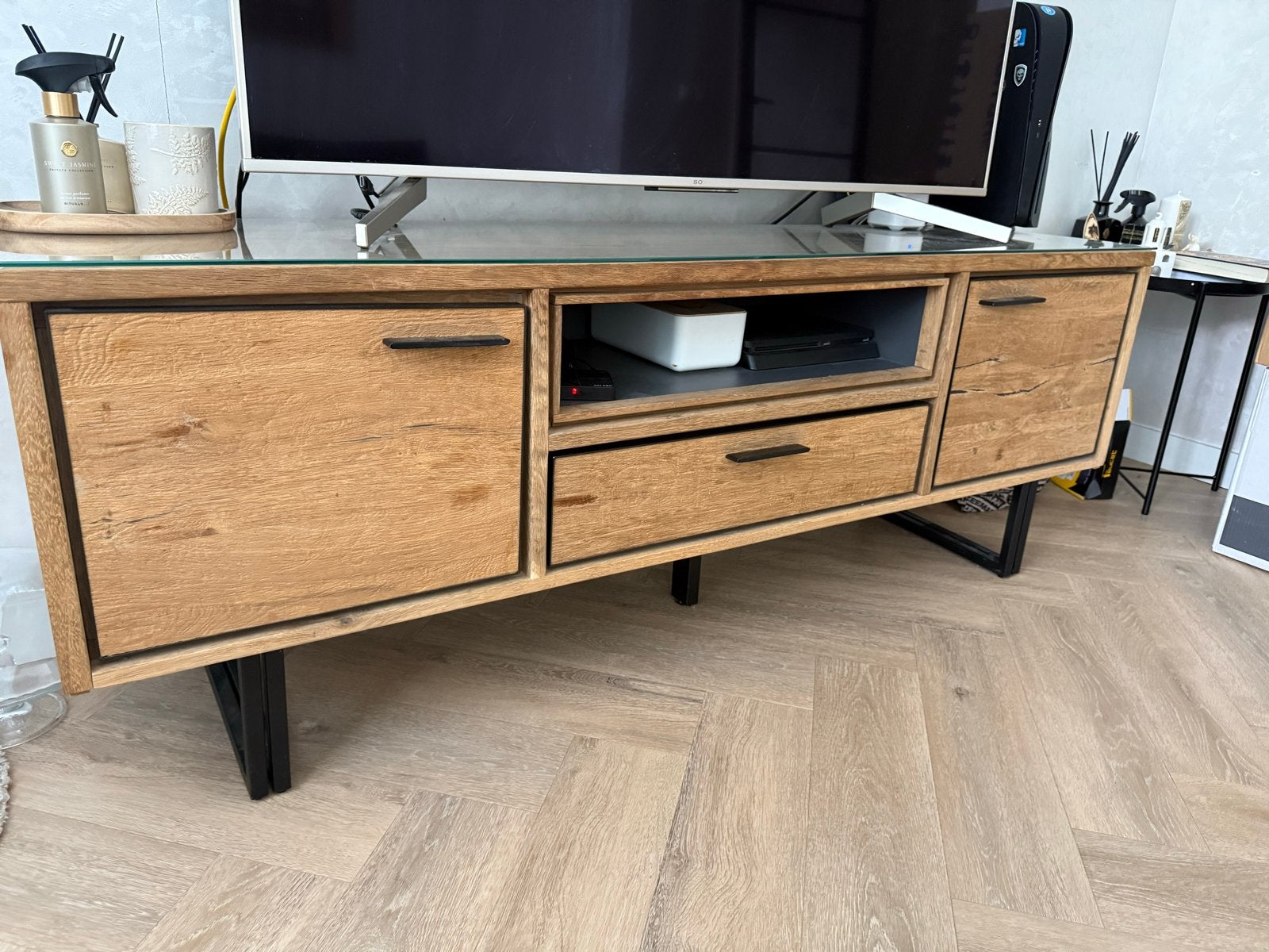Eikenhouten TV-kast met glazen blad en lades, Ophalen, Gebruikt, 100 tot 150 cm, Eikenhout
