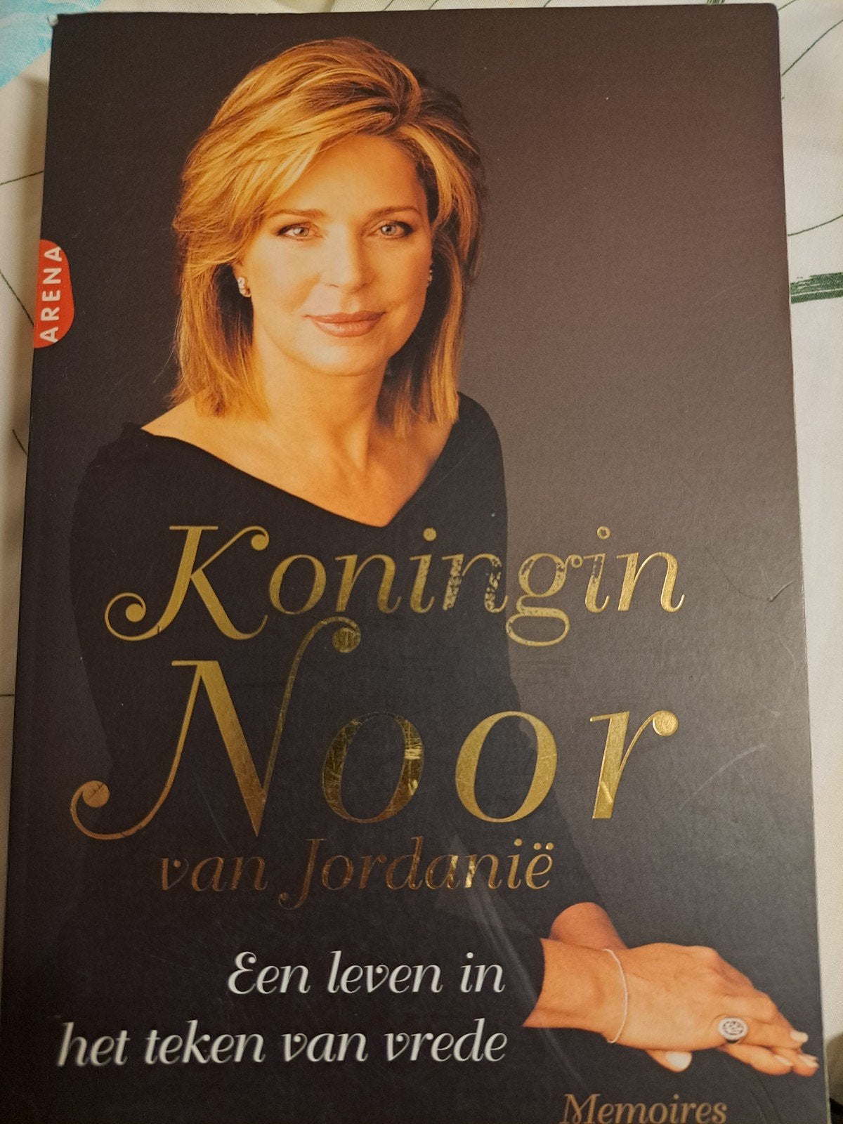 Koningin Noor van Jordanië -een leven in het teken van vrede, Ophalen of Verzenden, Gelezen, Koningin Noor van Jordanië, Politiek