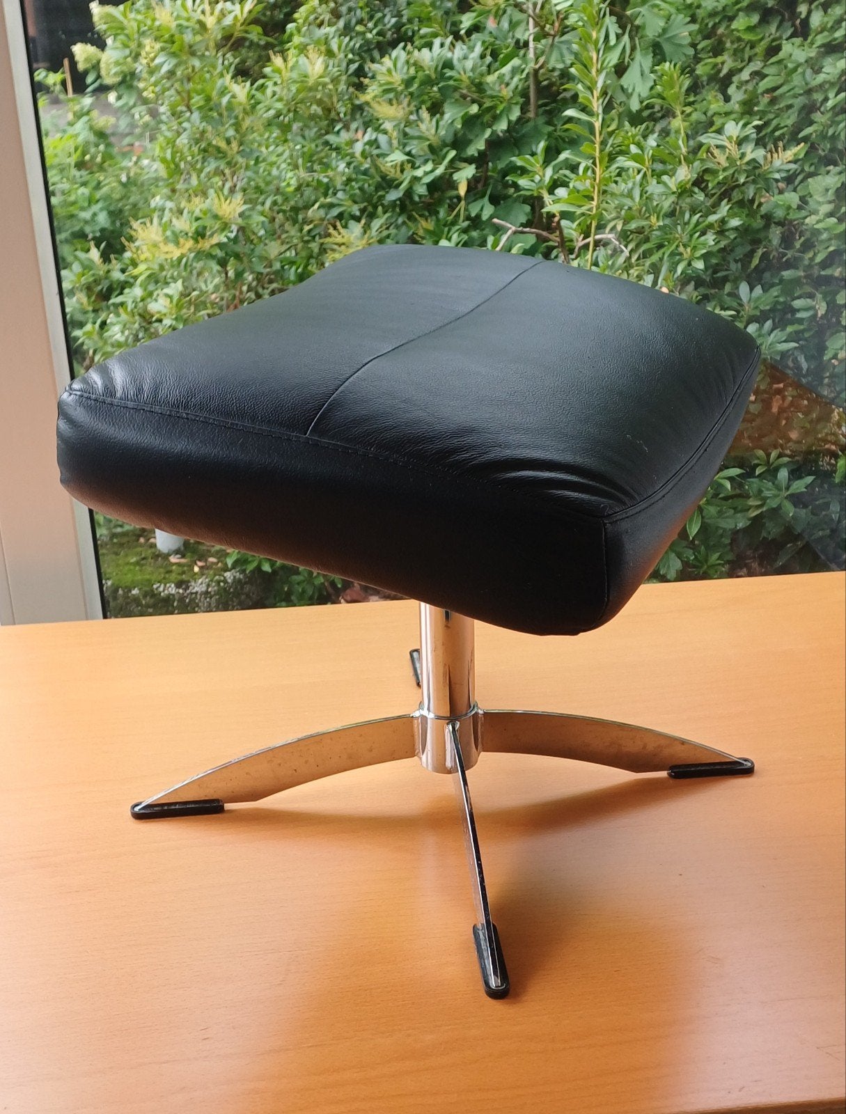 Zwart leren voetenbankje met metalen 4-poot, Gebruikt, Minder dan 50 cm, Ophalen of Verzenden, Leer