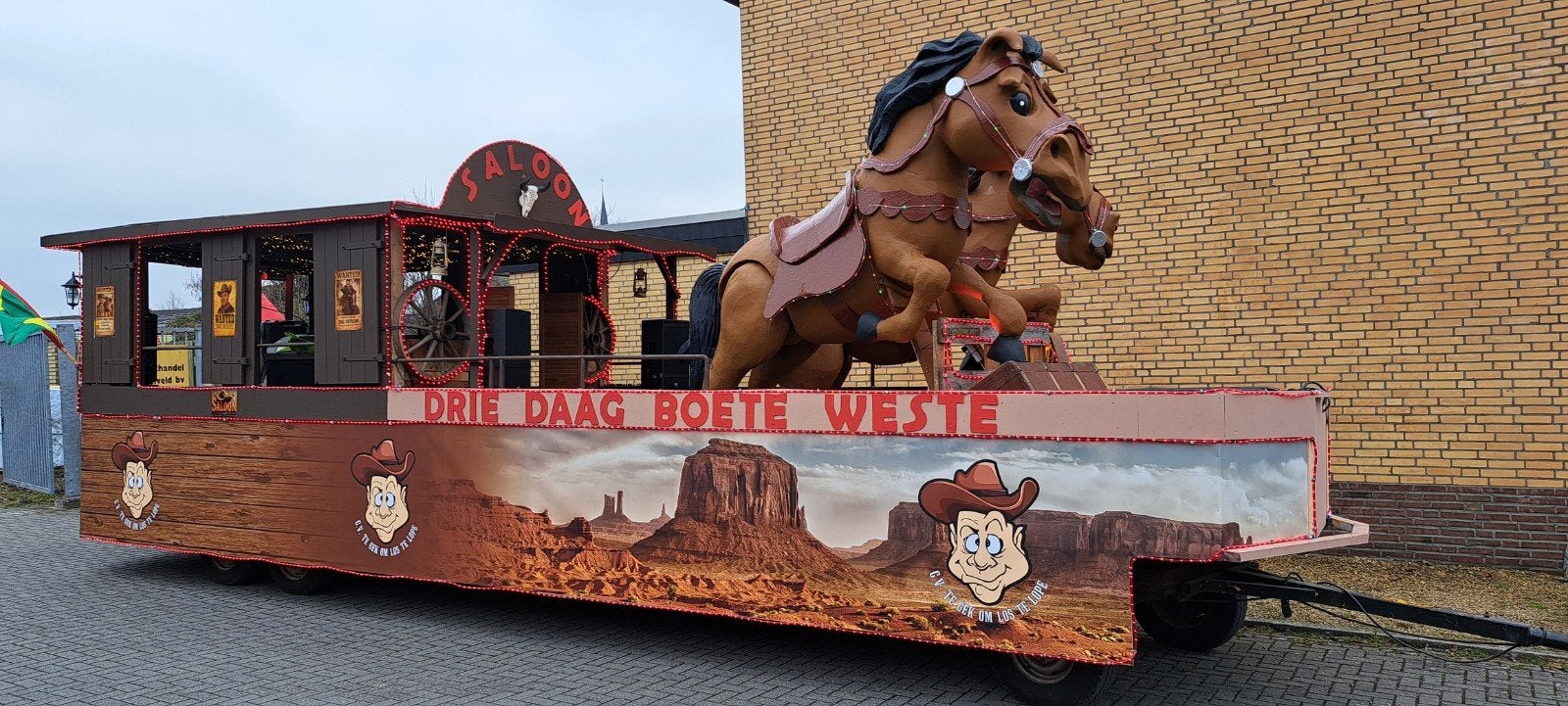 2 Paarden voor Carnavalswagen - Western Thema, Ophalen
