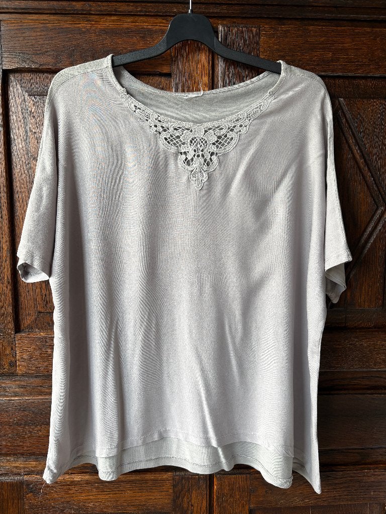 Lichtgrijze top, shirt kanten inzet; XL 48/ 50, Gina Benotti, Kleding | Dames, Ophalen of Verzenden, Zo goed als nieuw, Grijs