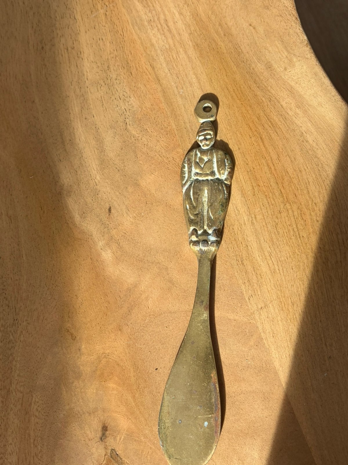 Vintage schoenlepel met mannetje – messingkleurig, Ophalen of Verzenden