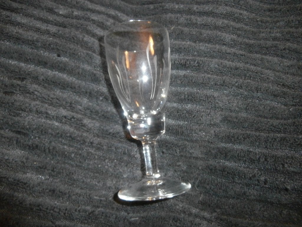 Antiek glas op voet met verticale strepen 1 stuk, Ophalen of Verzenden, Zo goed als nieuw, Borrel- of Shotglas