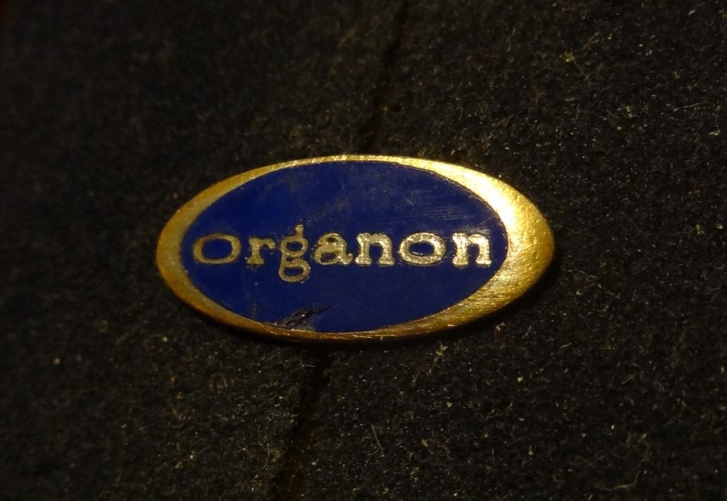 Organon Geemailleerd  Speldje, Verzenden, Gebruikt, Overige onderwerpen, Speldje of Pin