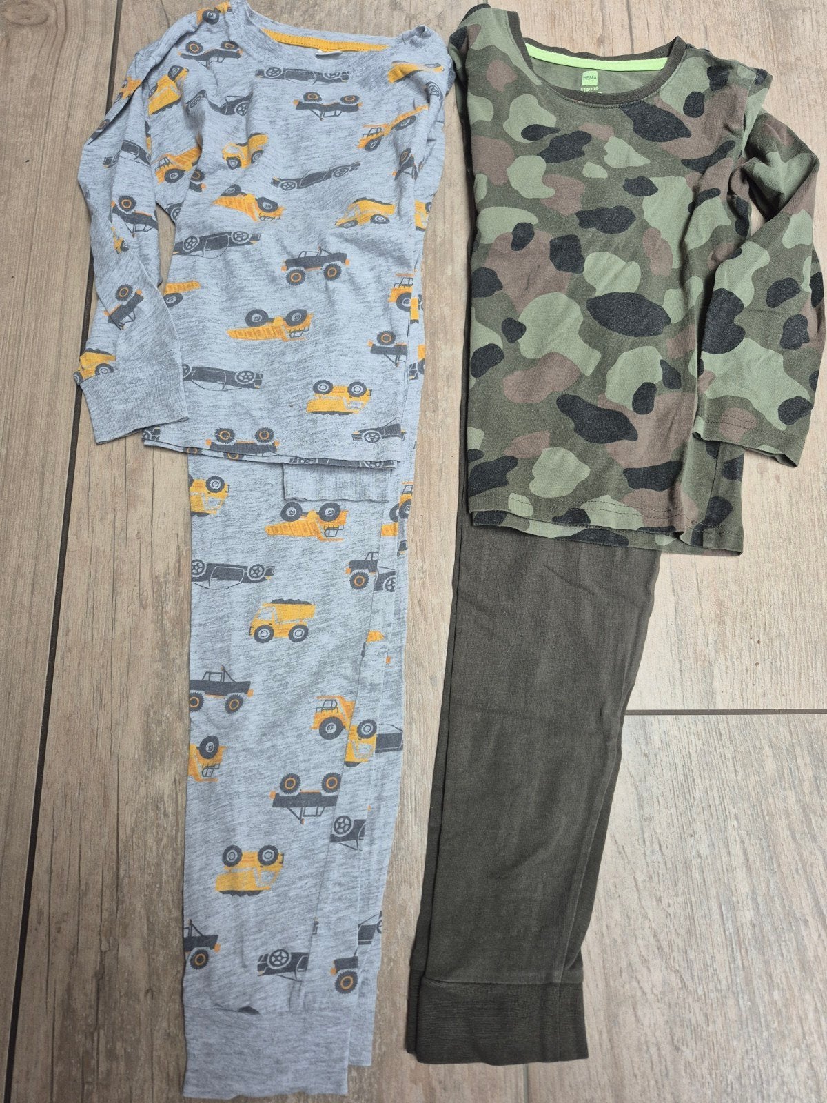 2 Pyjama's jongen maat 110-116 - Hema en auto/camo print, Ophalen of Verzenden, Gedragen, Overige maten, Hema