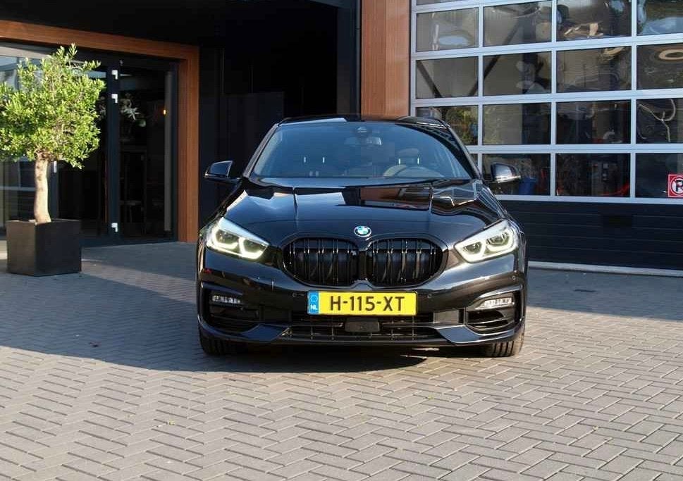 BMW 118i 2020 l Auto l 180pk l Carplay l LED l PDC l Cruise, Stof, Startonderbreker, Zwart, Origineel Nederlands