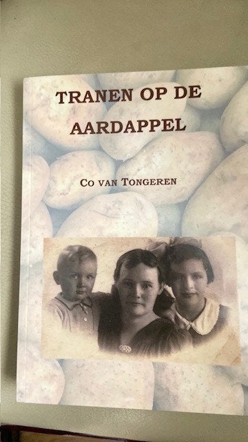 tranen op de aardappel Co van Tongeren 1e druk 2011., Co van Tongeren, Christendom | Katholiek, Ophalen of Verzenden, Zo goed als nieuw