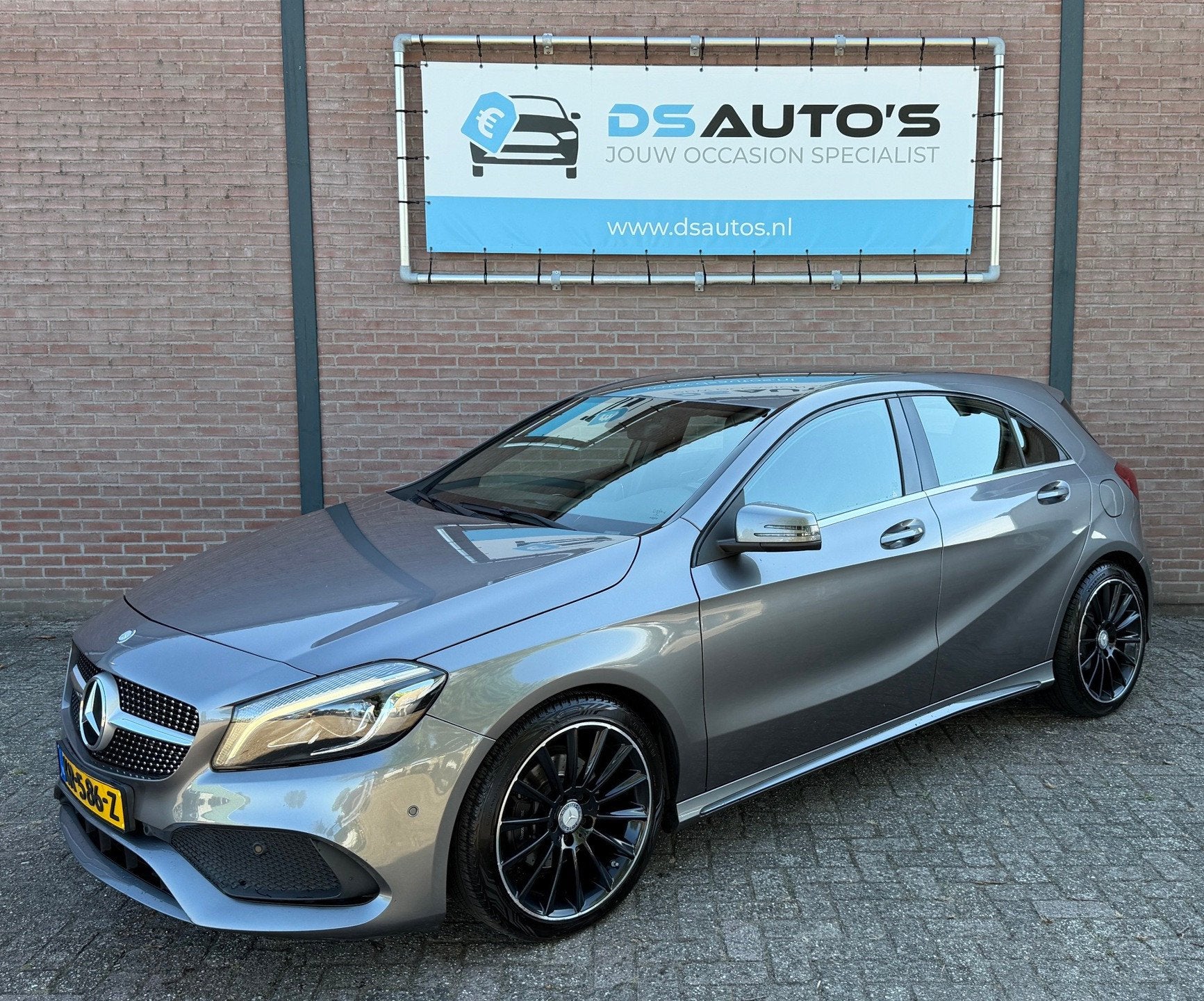 Mercedes-Benz A-klasse 180 Ambition AMG Carplay, Voorwielaandrijving, Gebruikt, 4 cilinders, 122 pk