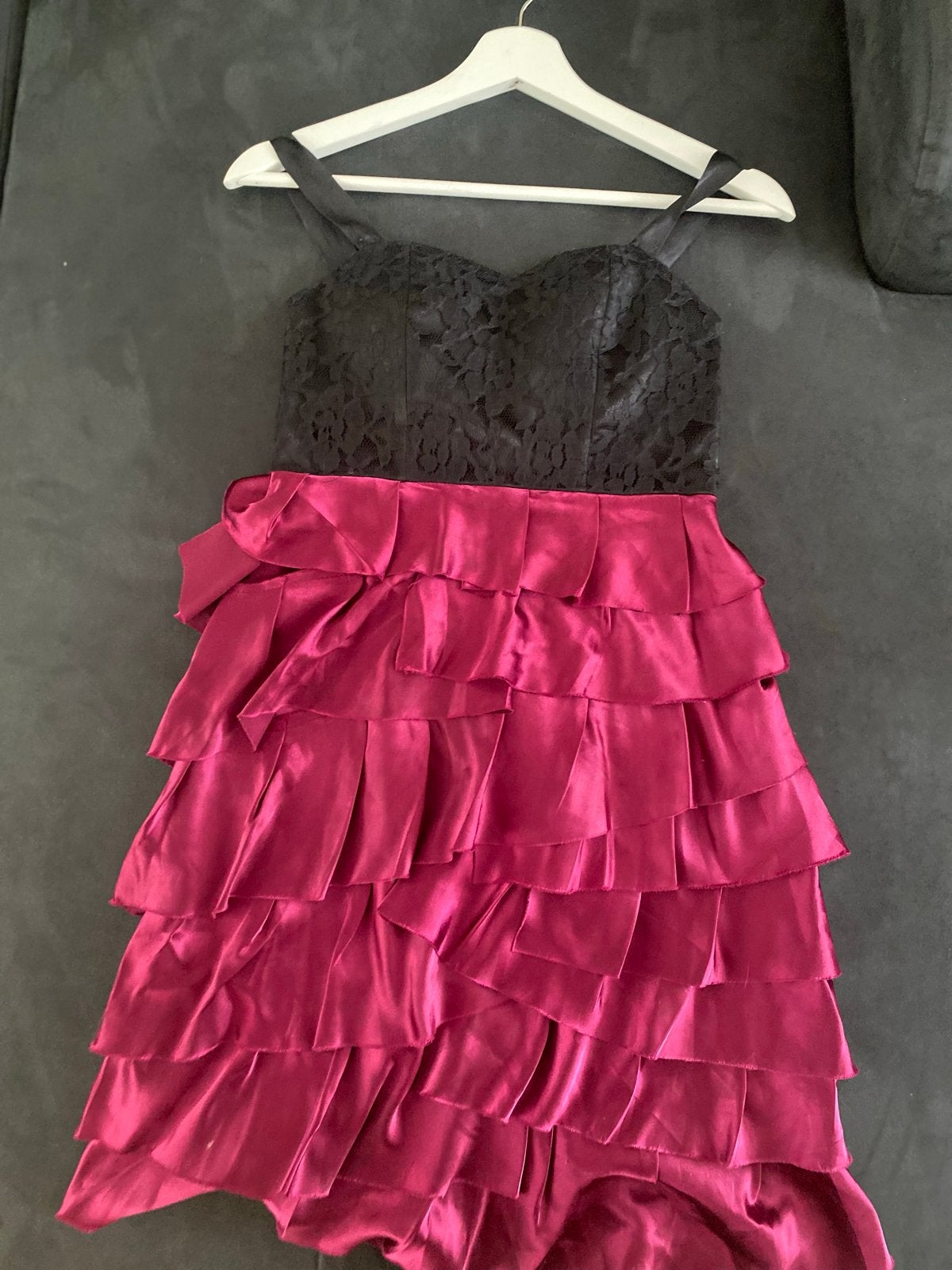 Fishbone feestjurk zwart met fuchsia ruches XS, Kleding | Dames, Ophalen, Zo goed als nieuw, Maat 34 (XS) of kleiner, Zwart