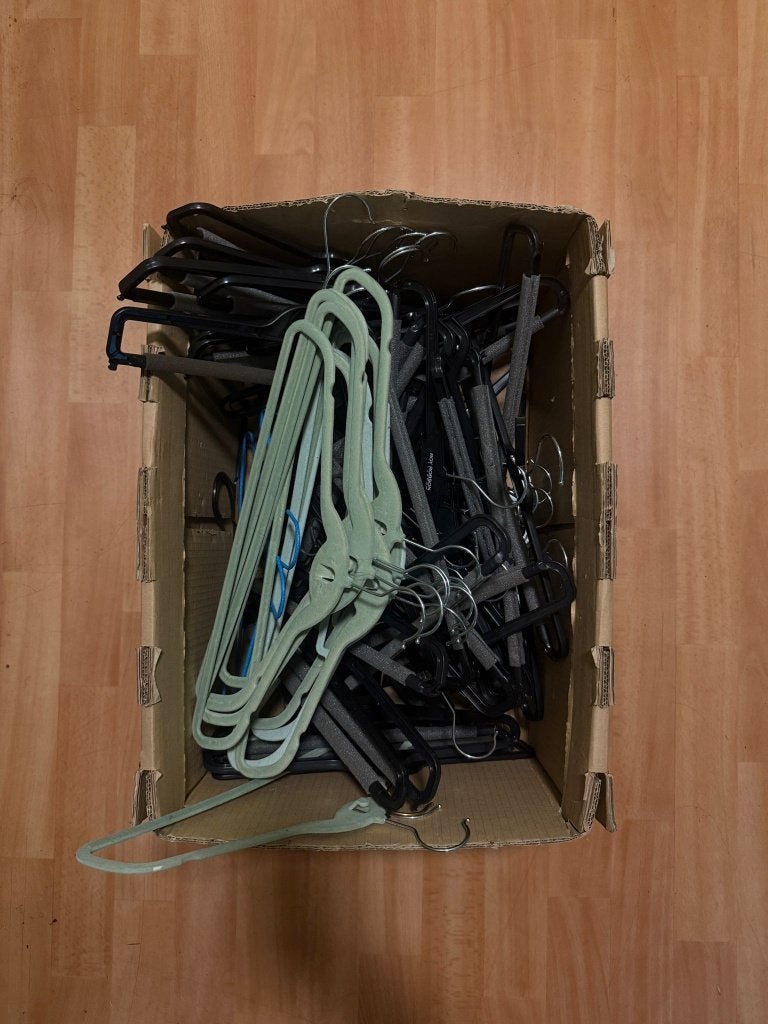 Gratis af te halen: Doos kledinghangers (Broek-&Driehoek), Ophalen, Gebruikt, Overige materialen, Volwassenen