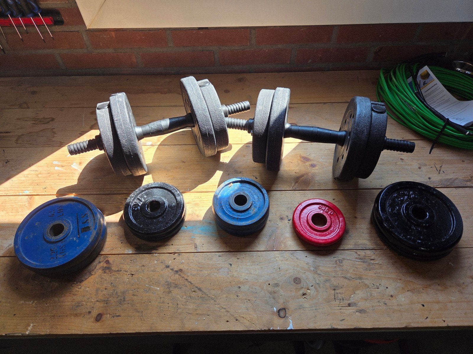 Dumbbell set met diverse gewichten en sluitingen, Sport en Fitness, Fitnessmaterialen, Ophalen, Gebruikt, Rug, Halterset