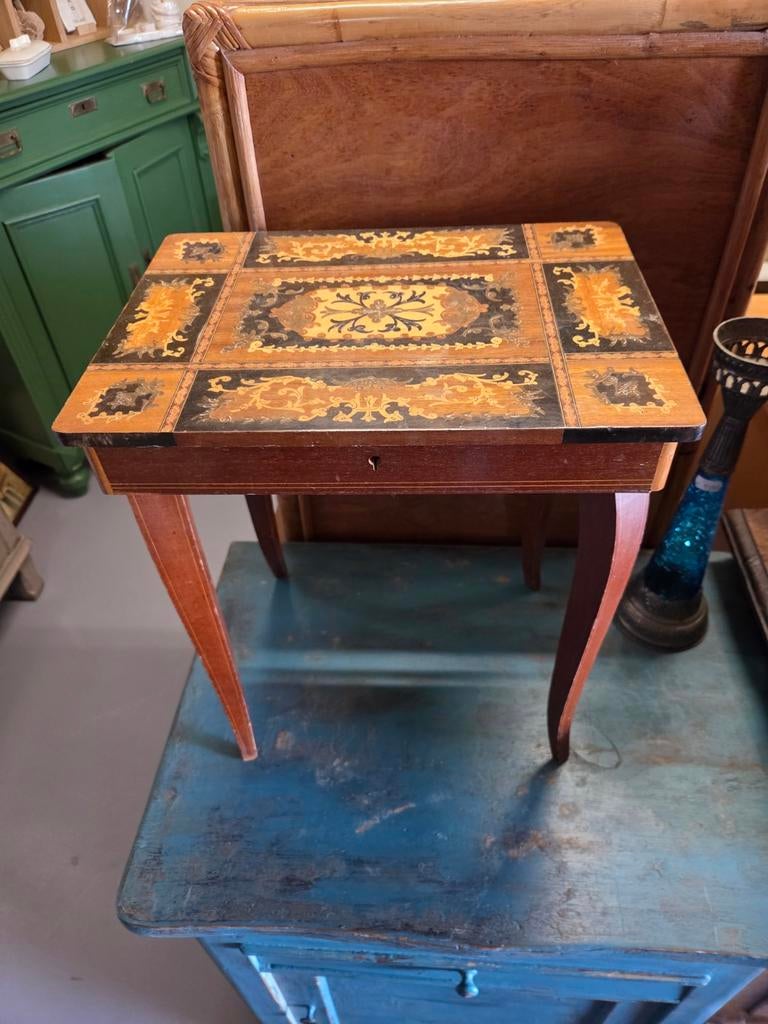 Vintage Italiaanse Muziektafel met Intarsia, Antiek en Kunst, Antiek | Meubels | Tafels, Ophalen