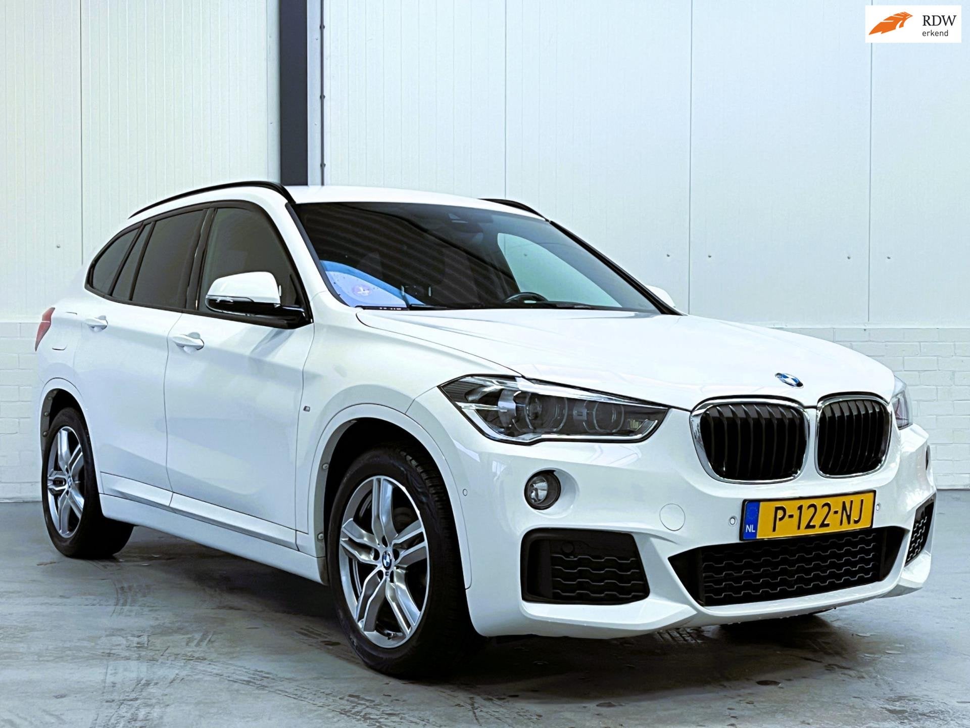 BMW X1 SDrive18i High Executive M Sport|Trekhaak|Harman Kard, Auto's, Gebruikt, Euro 6, Automatische klimaatregeling, Alcantara