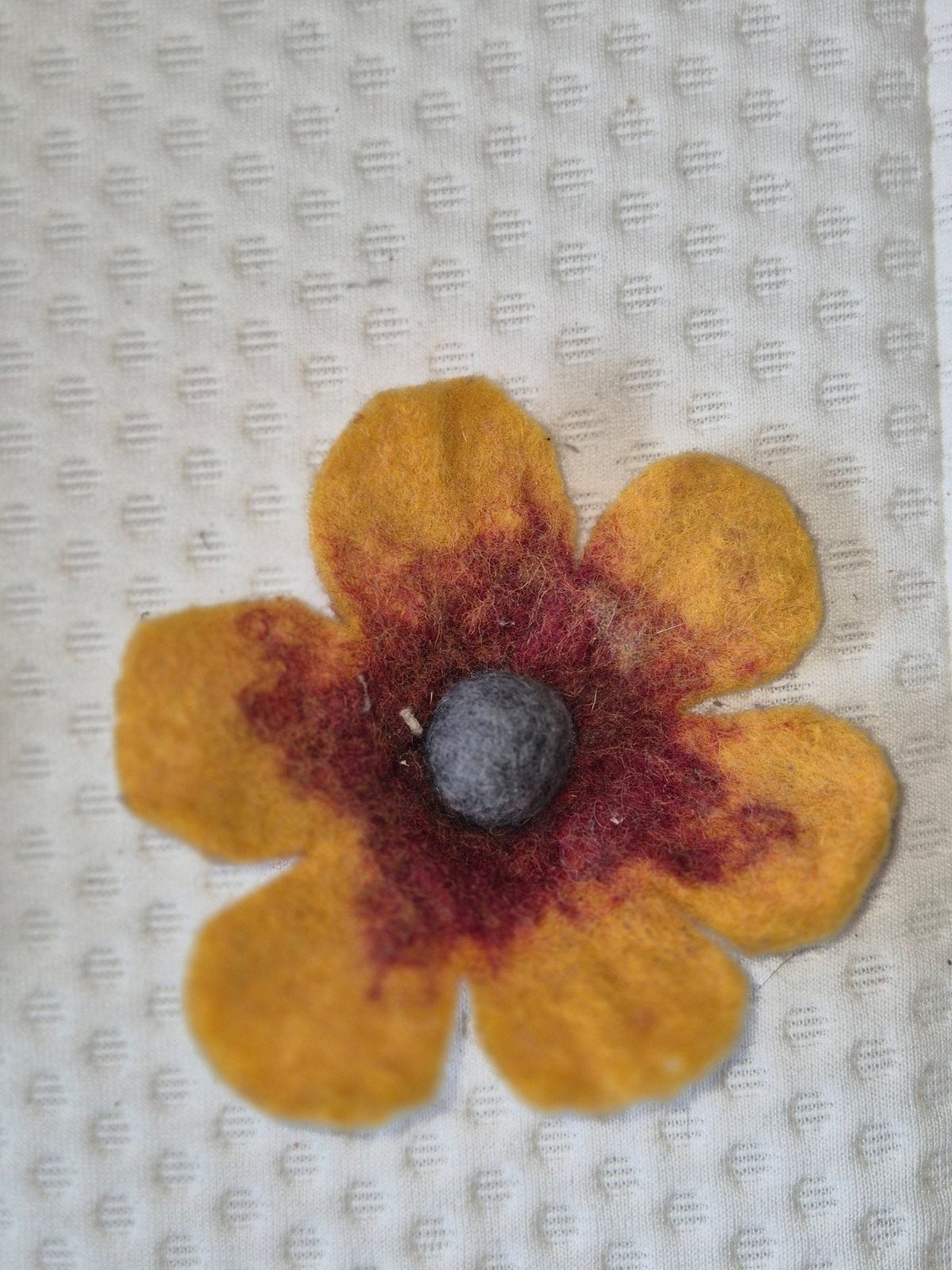 Unieke vilten broche in bloemvorm - Handgemaakt, Overige materialen, Geel, Nieuw, Ophalen of Verzenden