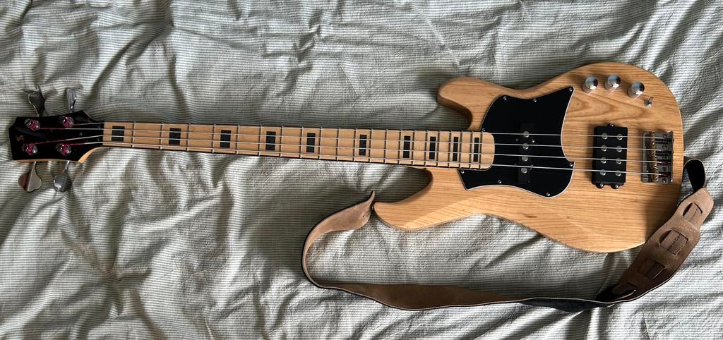 Stagg Silveray Bass Guitar and Vox Bass Amplifier, Muziek en Instrumenten, Ophalen, Zo goed als nieuw, Solid body