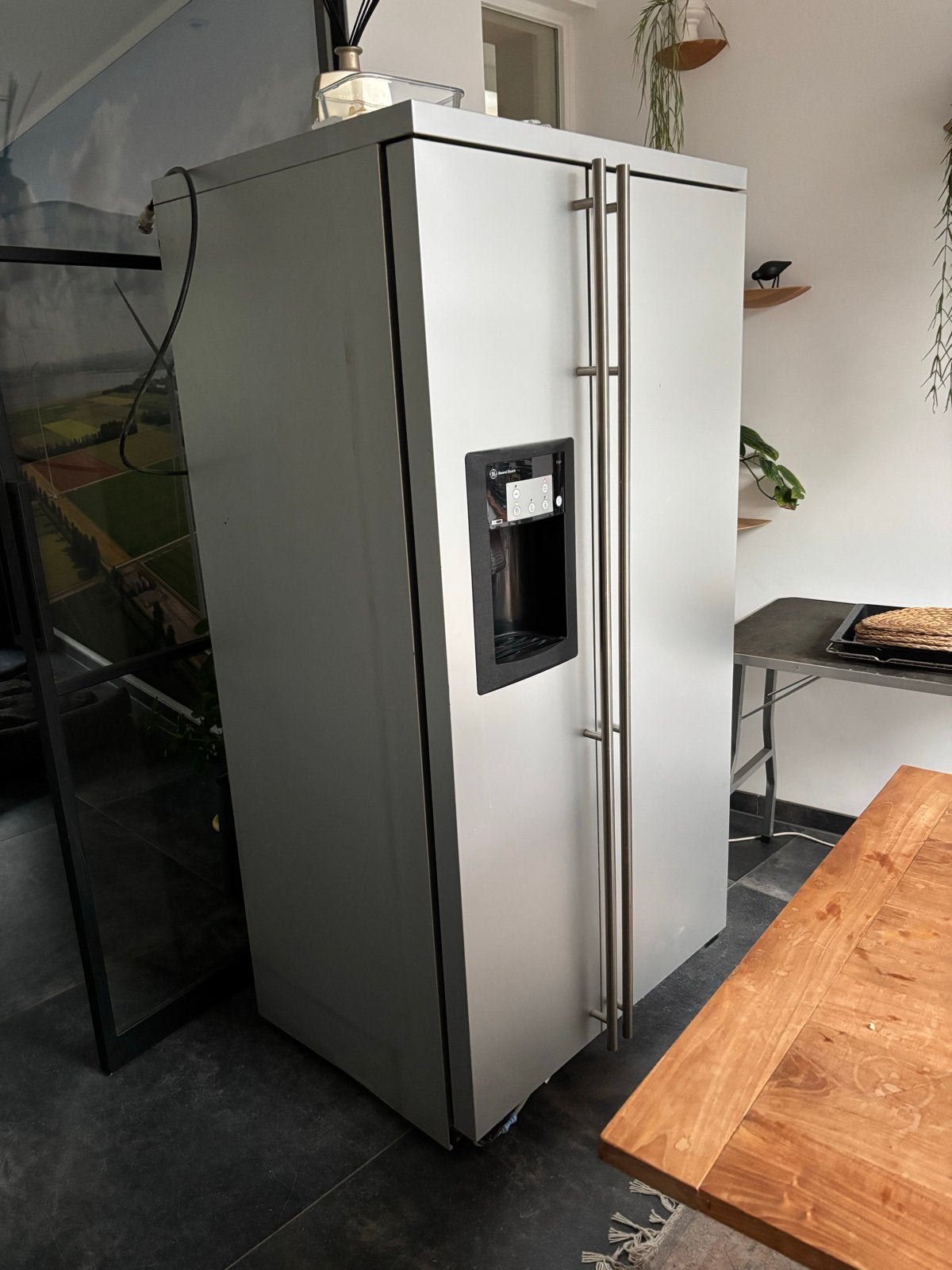 Amerikaanse koelkast met vriezer en waterdispenser