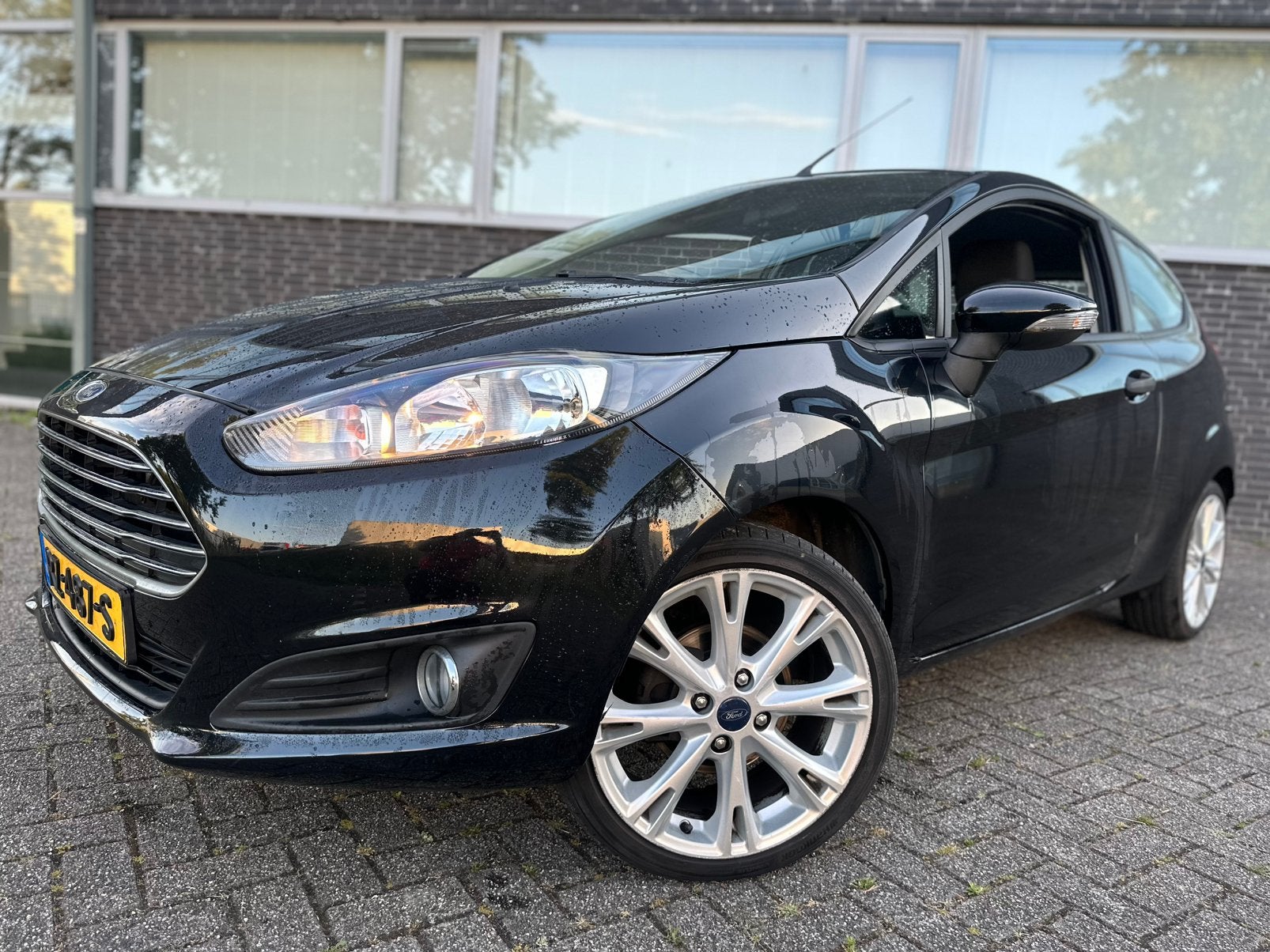 Foto 2 van Ford Fiësta 1.25 44KW 3DR 2014 Zwart/17INCH/CRPLY/NW ONDRHD