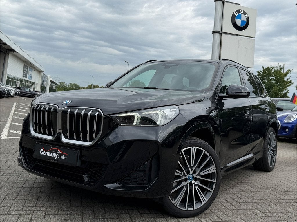 BMW X1 xDrive30e 326pk M-Sport Pano Tr-Haak H&K Zetels+Memo, Auto's, BMW, Gebruikt, Zwart, Zwart, Bedrijf
