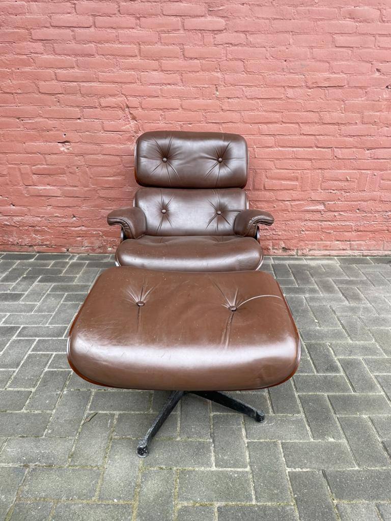 Vintage lounge chair met ottoman in Eames stijl, Huis en Inrichting, Fauteuils, Gebruikt, Hout, Leer, Ophalen of Verzenden