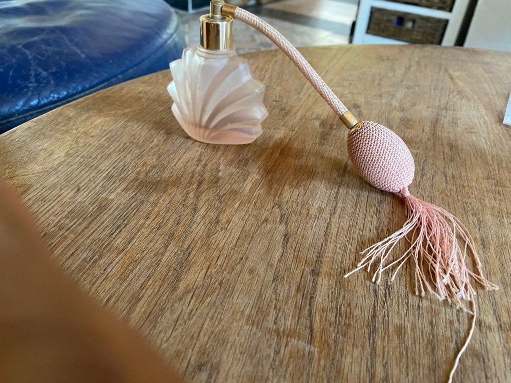 Parfumspray roze en glazen en goudkleurwerk Vintage, Antiek en Kunst, Verzenden
