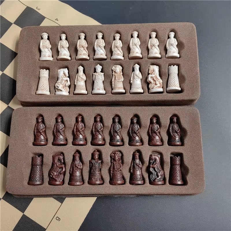 Retro Schaakstukken En Schaakbord Set / Chinese Soldaten, Verzenden, Minder dan 500 stukjes, Nieuw, Schaken