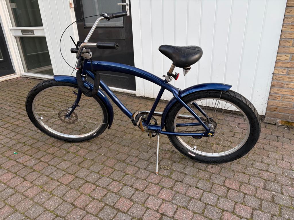 Stoere blauwe cruiser fiets - Custom  paint blauw metallic, Fietsen en Brommers, Fietsen | Cruisers en Lowriders, Ophalen, Terugtraprem