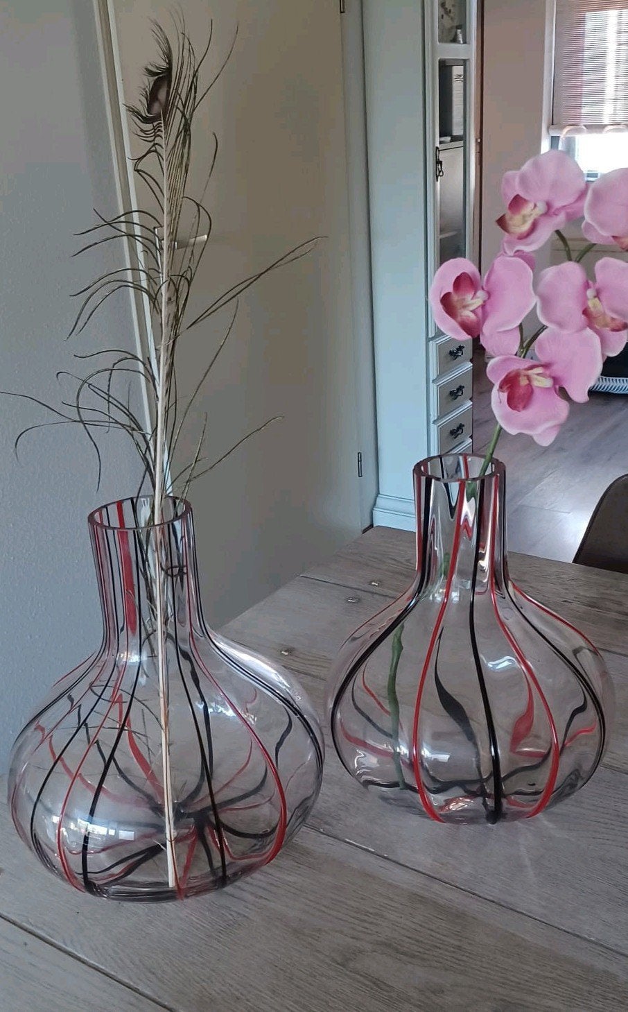 2 glas vazen met glasdraden in rood/zwart decoratief, Ophalen of Verzenden, Zo goed als nieuw, Rood, Glas