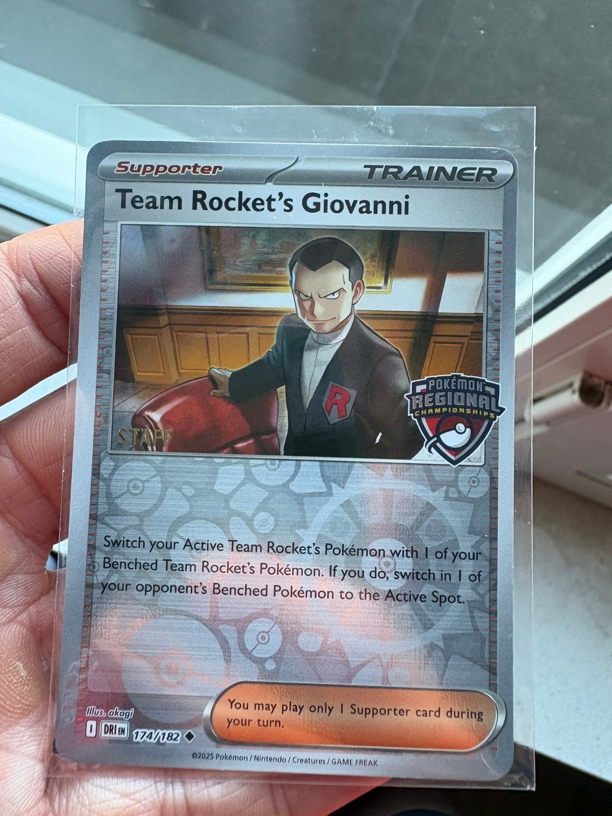 Giovanni Staff promo Destined Rivals, Hobby en Vrije tijd, Verzamelkaartspellen | Pokémon, Ophalen of Verzenden, Zo goed als nieuw