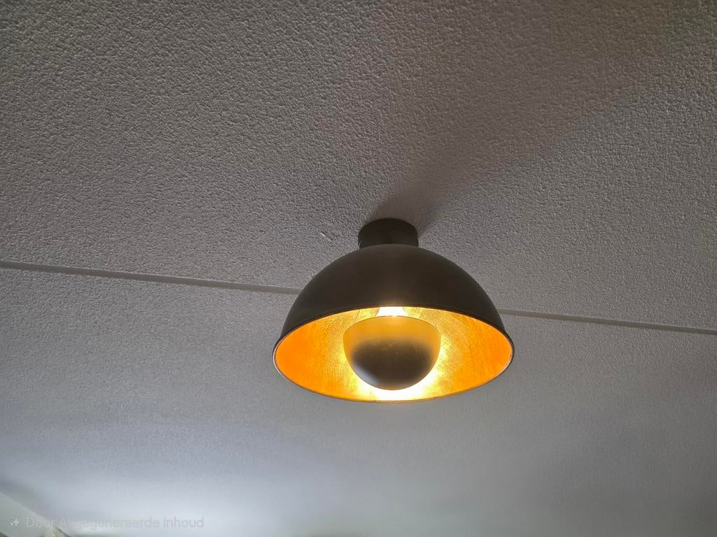 Nette hanglamp zwart met goudkleurige binnenkant, Huis en Inrichting, Lampen | Hanglampen, Ophalen of Verzenden, Zo goed als nieuw