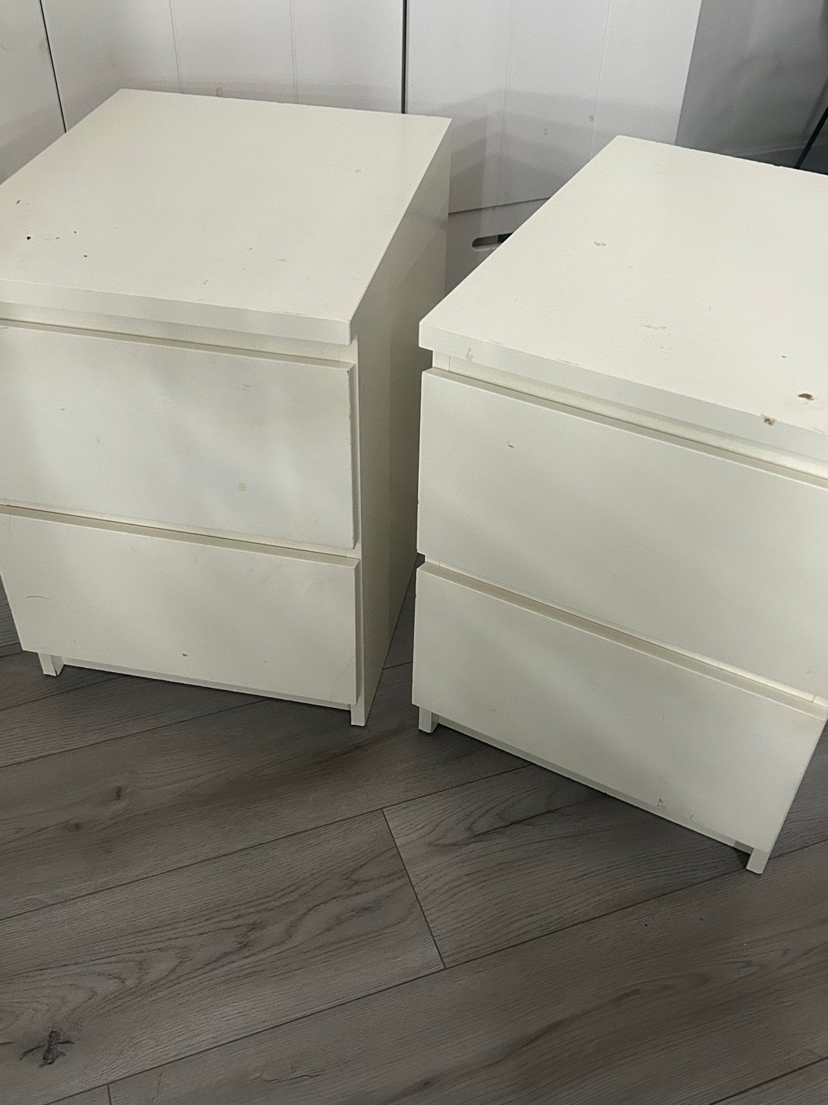 Foto 2 van Twee witte nachtkastjes met twee lades (ook per stuk)