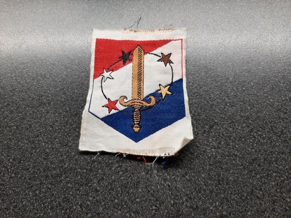 Troepen macht   in  Suriname  -  mouwembleem, Verzamelen, Militaria | Algemeen, Ophalen of Verzenden, Landmacht, Nederland, Embleem of Badge