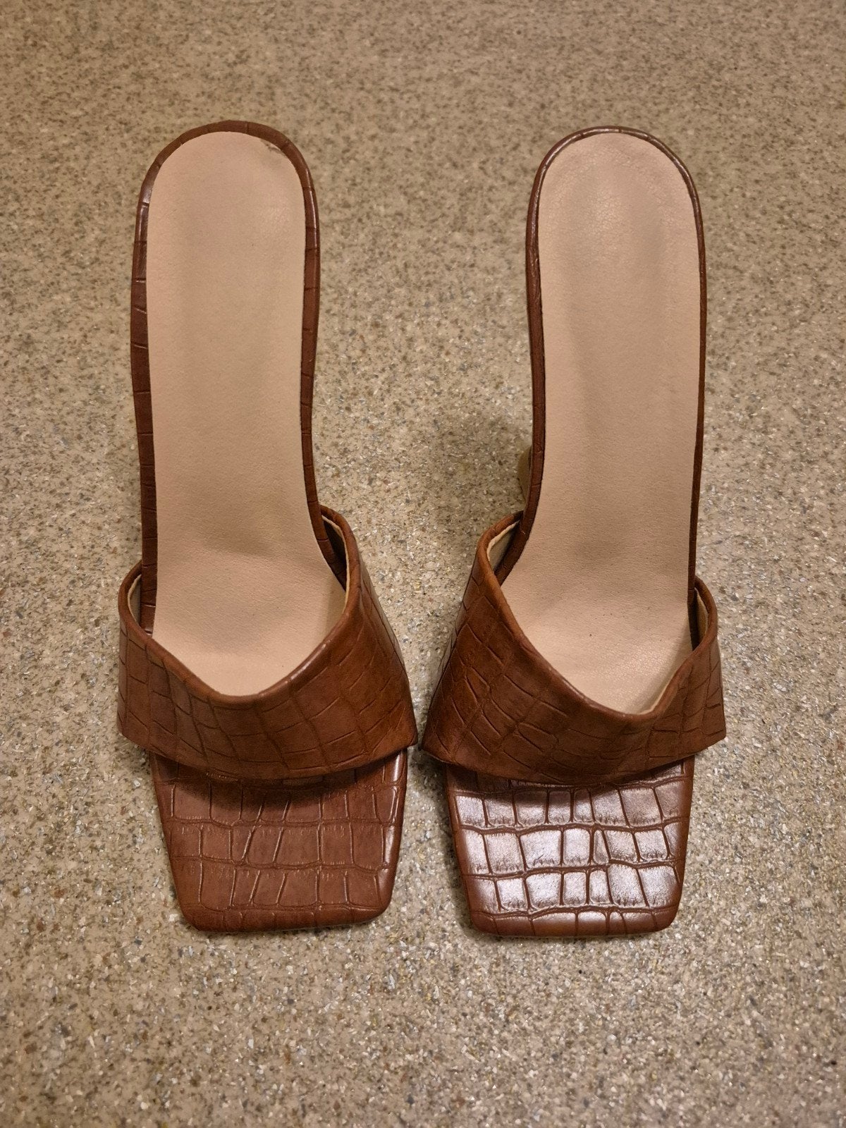 Bruine muiltjes met krokodillenprint en hak, Bruin, Sandalen of Muiltjes, Ophalen of Verzenden, Onbekend