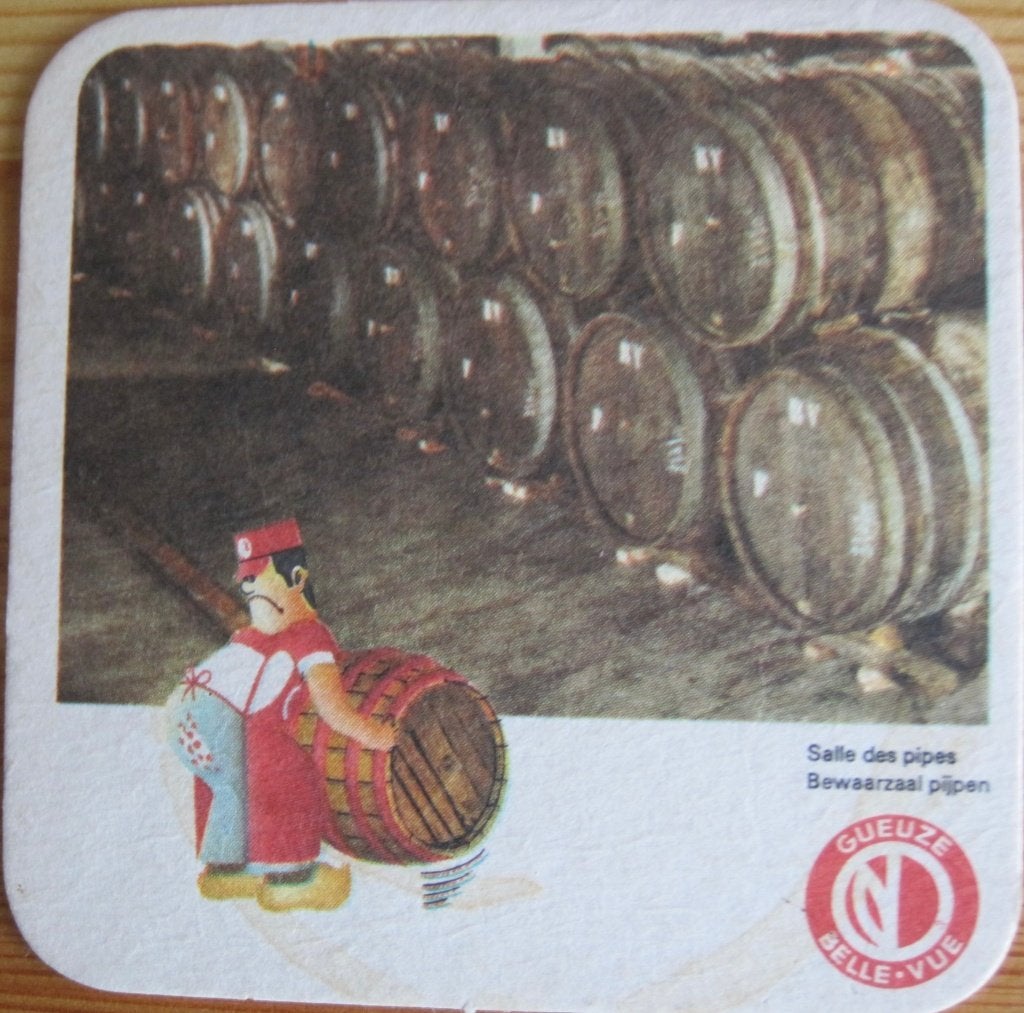 bierviltje van Geuze Bellevue met foto van biertonnen, Ophalen of Verzenden, Zo goed als nieuw, Viltje(s), Overige merken