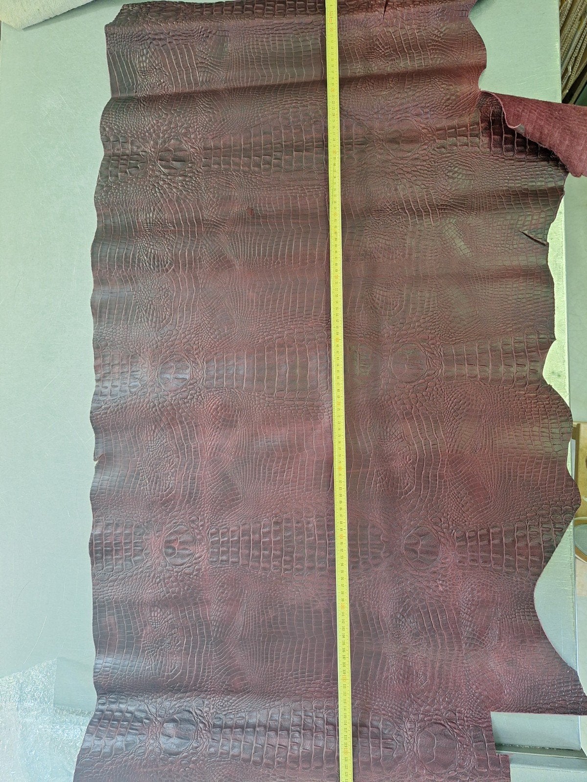 Leer, krokodillenprint wijn rood, bordeaux, Hobby en Vrije tijd, Stoffen en Lappen, Ophalen of Verzenden, Leer of Kunstleer, 30 tot 200 cm