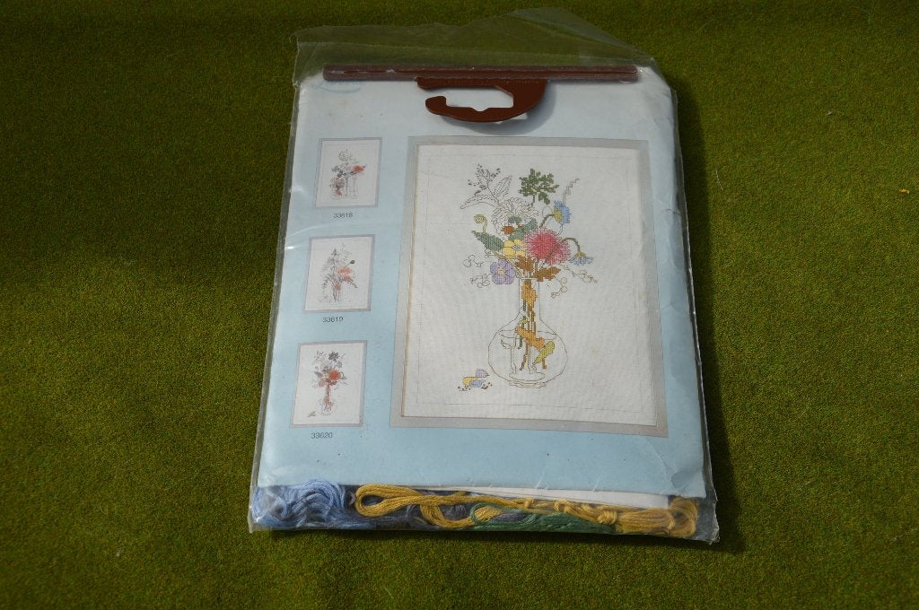 Vintage borduurpakket Lanarte Vaasje met bloemen Nr 33620, Ophalen of Verzenden, Gebruikt, Handborduren, Borduurpakket