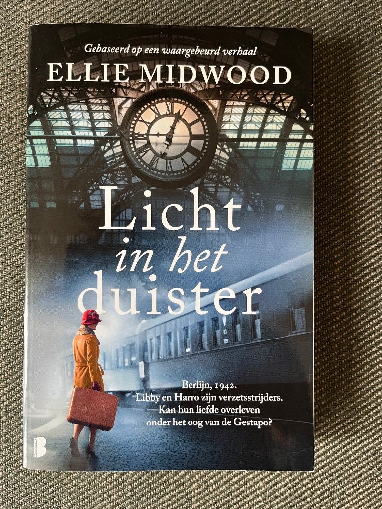 Ellie Midwood - Licht in het duister. (2022), Boeken, Ophalen of Verzenden, Zo goed als nieuw, Ellie Midwood