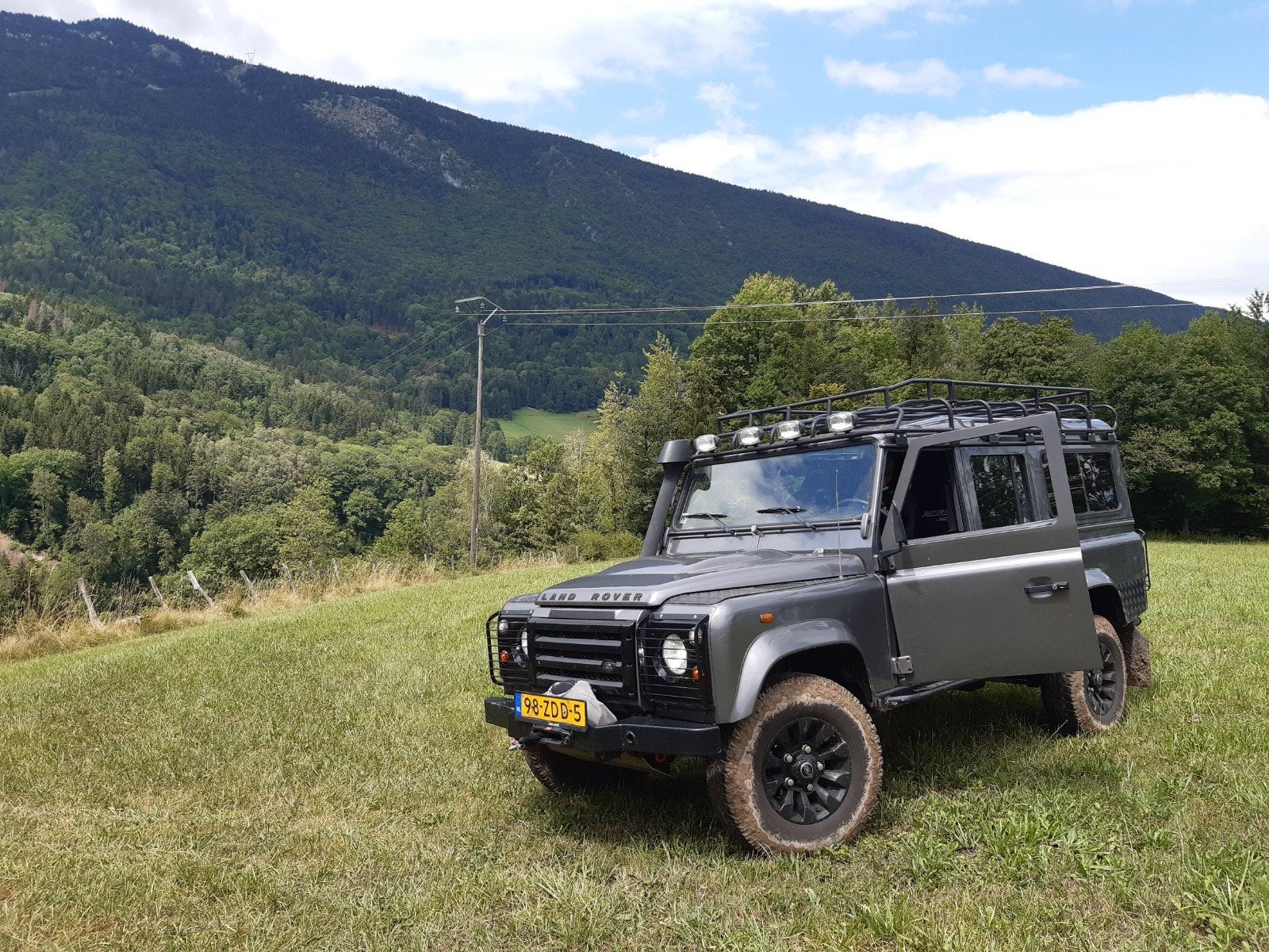Land Rover Defender 110 STW 2007  2.4 TDCi met chiptuning, 1940 kg, 4 cilinders, 241 €/maand, 122 pk